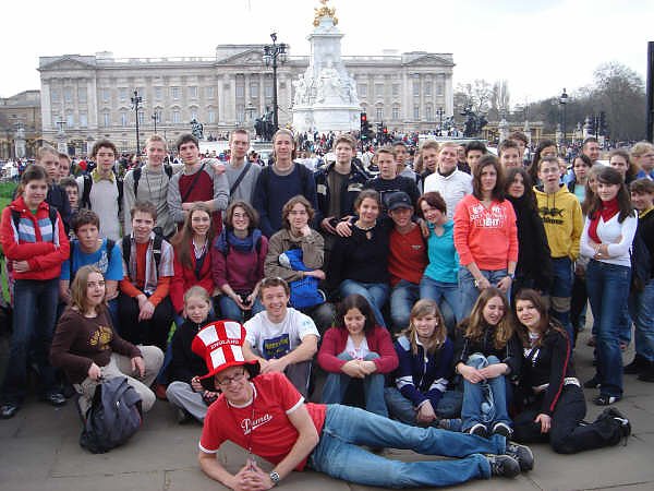 Bild: Gruppe in London vor Buckingham Palace