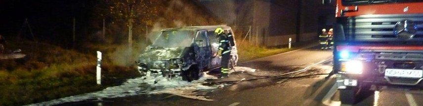 Bild: Der Kleintransporter brennt bei Nordhausen vollst&auml;ndig aus.