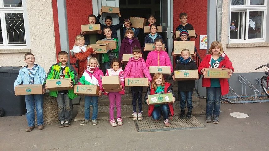 Bild: Insgesamt 18 Pakete haben die Sch&uuml;ler der Grundschule Niedersalza im Rahmen der Aktion "Kinder helfen Kindern" f&uuml;llen k&ouml;nnen