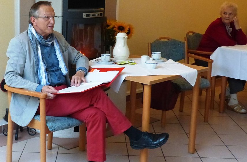Bild: Dr. Wolfgang R. Pientka liest im Asternhof in Ellrich