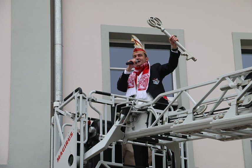 Bild: Von der Schl&uuml;ssel&uuml;bergabe