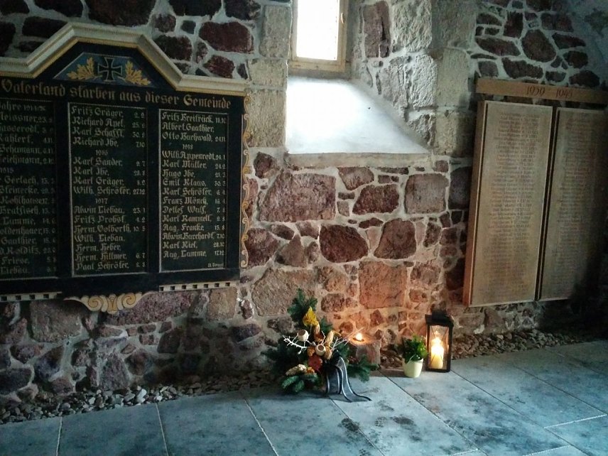 Bild: Andacht in der St. Georg Kirche in Neustadt