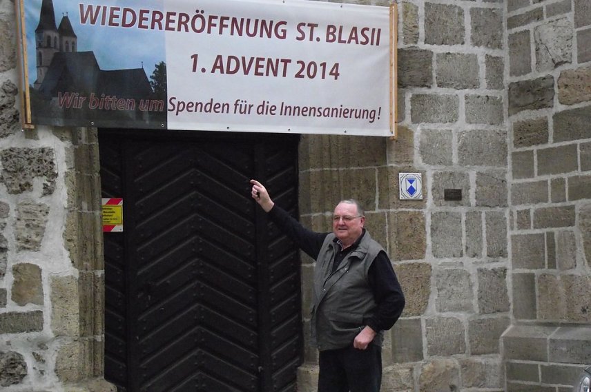 Bild: Nach Innensanierungen &ouml;ffnet die Blasiikirche am 1. Advent wieder ihre Pforten. Reiner Panse aus Urbach f&uuml;hrte  als Dachdecker am Turm des Gotteshauses Schiefer-Arbeiten  aus. T&auml;glich wurde er an ein tragisches Ereignis erinnert, das sich im Sommer 1951 ereignete und das ihn heute noch bewegt