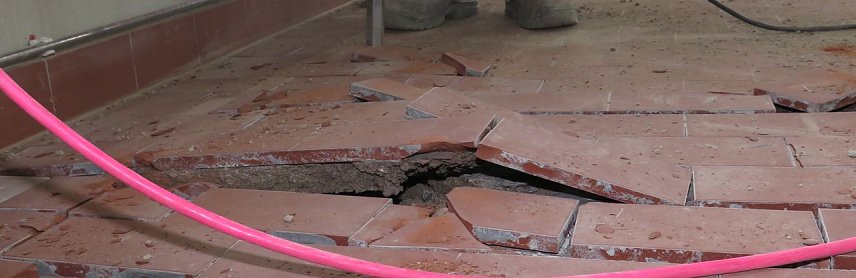 Bild: Erst rein, jetzt raus. Der Fu&szlig;boden des Ger&auml;tehauses in Sundhausen wird entfernt.