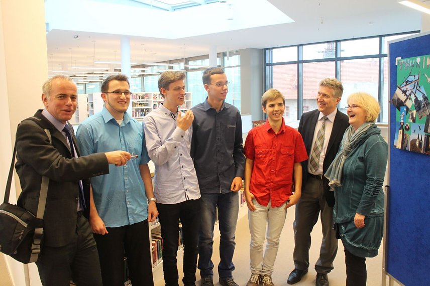 Bild: Die vier jungen Herren in der Mitte, Maximilan Weber, Elias Schecke, Christian Sch&auml;rf und Paul Veit, nahmen an dem Jugendtreffen teil