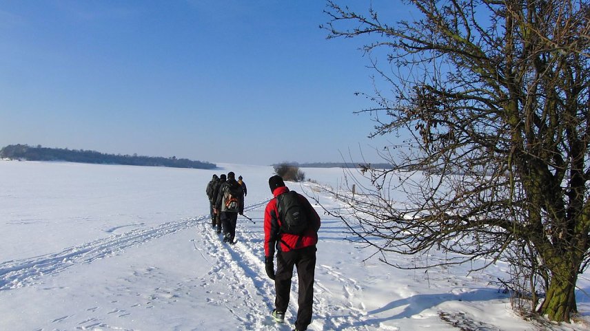 Bild:  Beim "Advents-Hunderter" des Jahres 2010 stapften die Wanderer stellenweise durch mehr als 20 cm tiefen Schnee. Hier liegt der Start in Halle erst 3 Kilometer hinter ihnen.