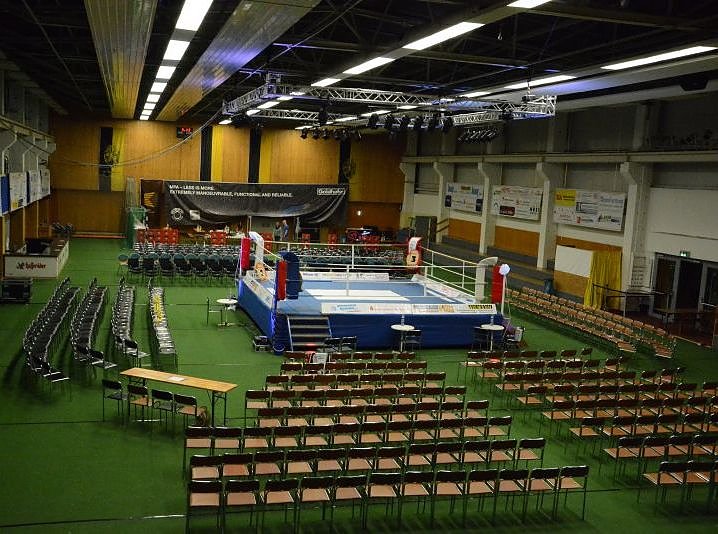 Bild: Noch ist die Ballspielhalle leer...