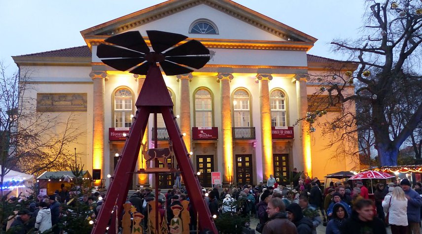 Bild: Weihnachtliches Flair vor dem Theater in Nordhausen