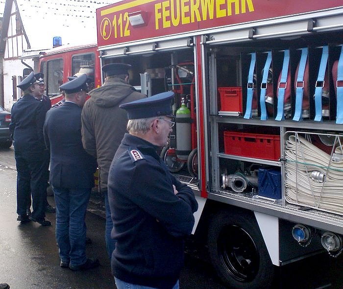 Bild: Feuerwehrauto &uuml;bergeben