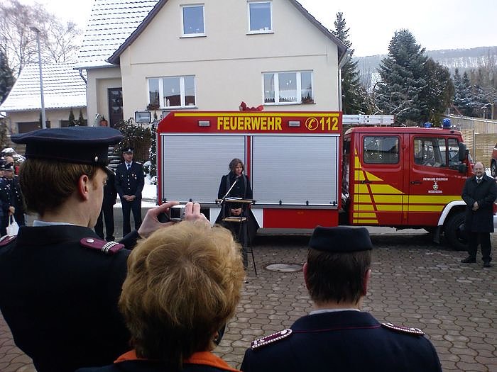 Bild: Feuerwehrauto &uuml;bergeben