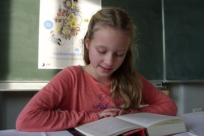 Bild: Hatte am Ende die Nase vorn: Antonia Winkler aus der Klasse 6/2 gewinnt den Vorlesekrimi am Herder-Gymnasium