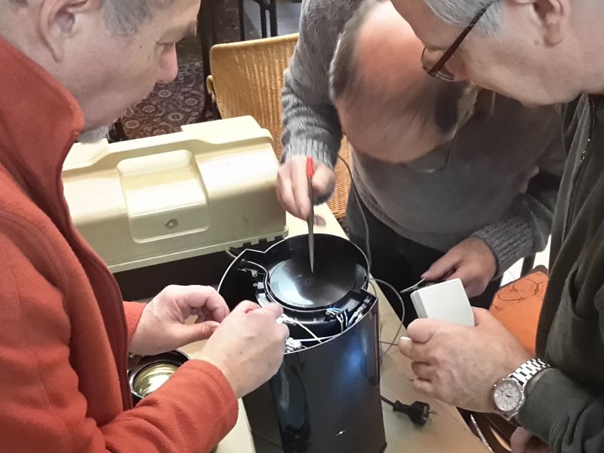 Bild: Die Experten des Repair Cafe im Einsatz