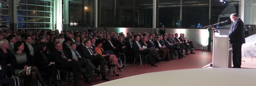 Bild: Blick auf die Festgesellschaft