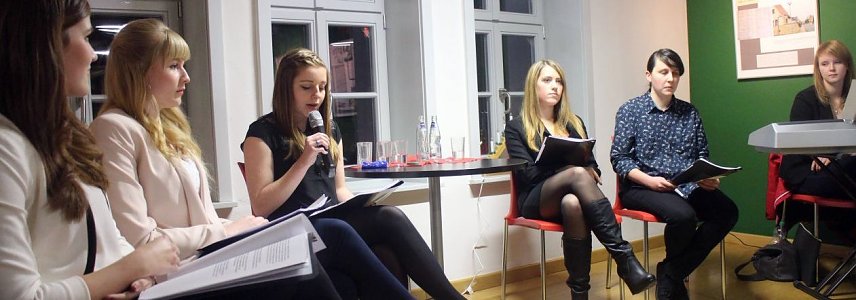 Bild: Vanessa Haufschild, Melanie Helbing, Franziska Schade, Lydia Erfurt und Michelle Sterczl erarbeitetn die Ausstellung zum Leben und Wirken Albert Traegers, die nun in der Flohburg zu sehen ist