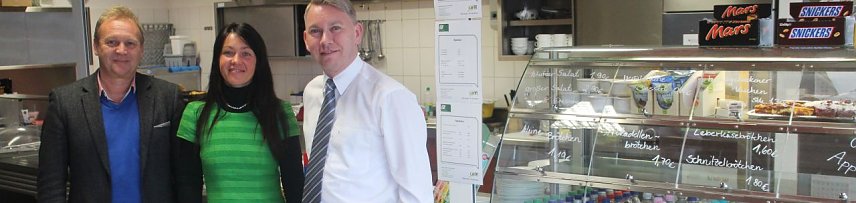 Bild: v.r.: Ren&eacute; K&uuml;bler, Martina Springer und Oliver W&ouml;nnmann in der frisch renovierten Kantine von Feuer Powertrain