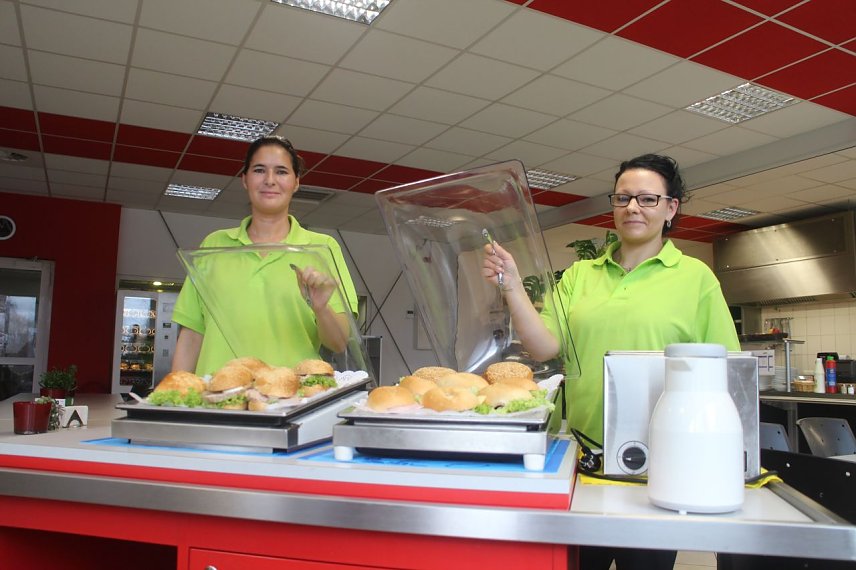 Bild: Alexandra Diezel und Sabrina Sauerland bringen das gesunde Essen mit dem Kantinenwagen auch in die entlegenen Werkshallen von Feuer Powertrain