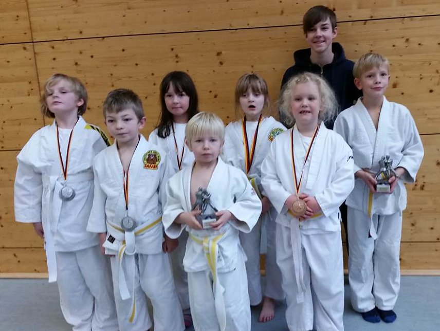 Bild: v.l.n.r.  Lene Kohlhase 2. Platz, Johannes Steinecke 2. Platz, Amy Trinks 3. Platz, Jason Bergmann 1. Platz, Sophia Fiebig 2. Platz. Leonie Jung 3. Platz Alexander Tinks Trainer und Leonard Fense 1. Platz