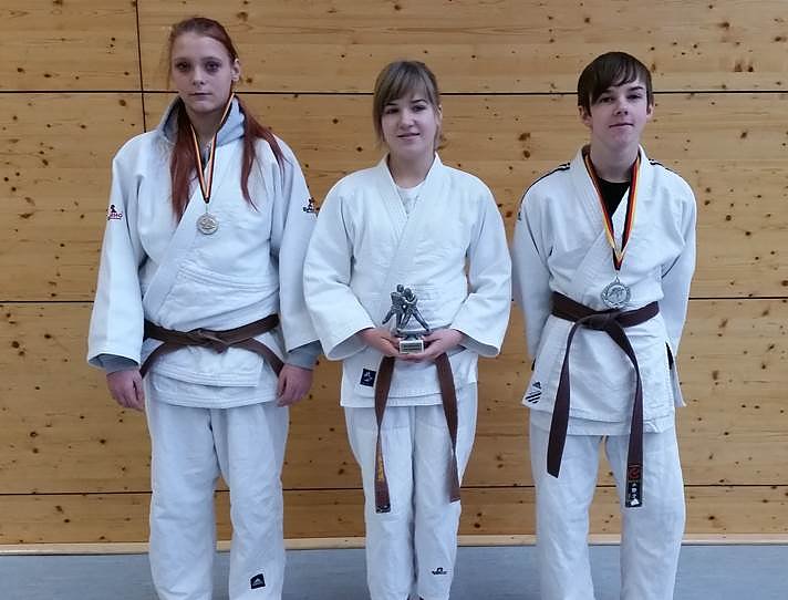 Bild: v.l.n.r. Stine Seifert 2. Platz, Anna-Lena Goetze 1. Platz und Alexander Trinks 2. Platz