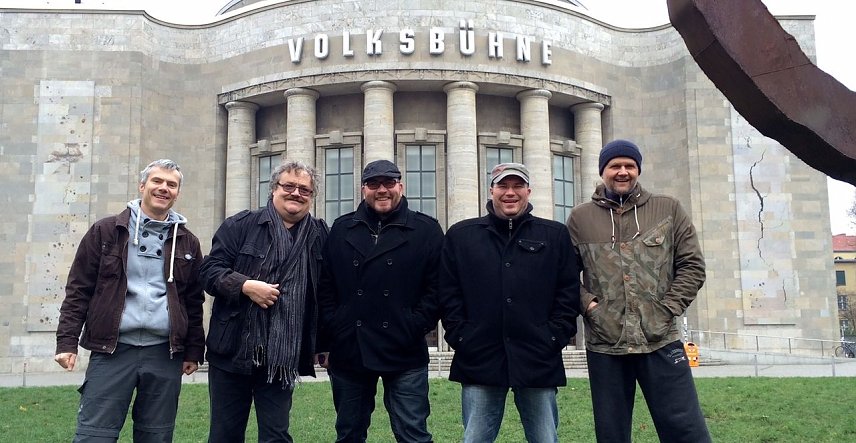 Bild: EMMA vor der Volksb&uuml;hne