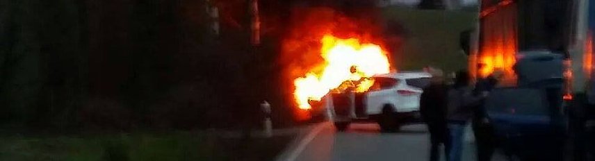 Bild: Pkw brannte nach Crash auf der B 243