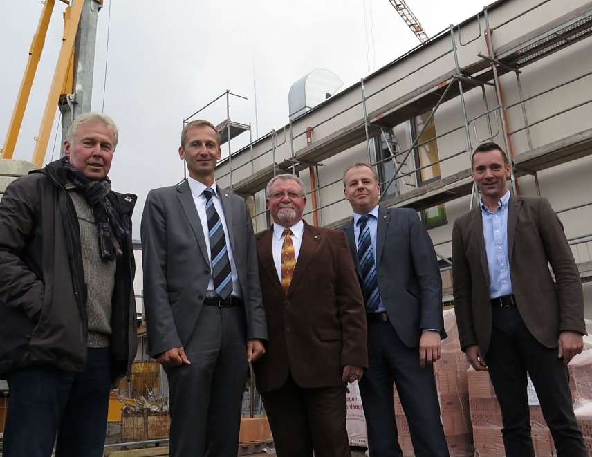 Bild: Vorst&auml;ndler auf der Baustelle