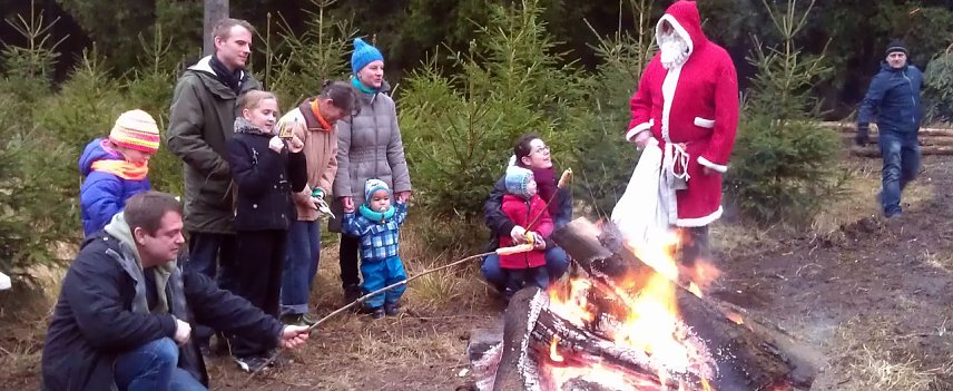 Bild: Aufw&auml;rmen am Lagerfeuer