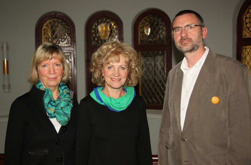 Bild: Margret Holzapfel, die sich ehrenamtlich im Hospiz engagiert, Birgit Keller und Hospizleiter Hans-Christoph Wisch.
