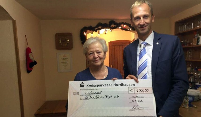 Bild: 1.000 Euro &uuml;bergeben