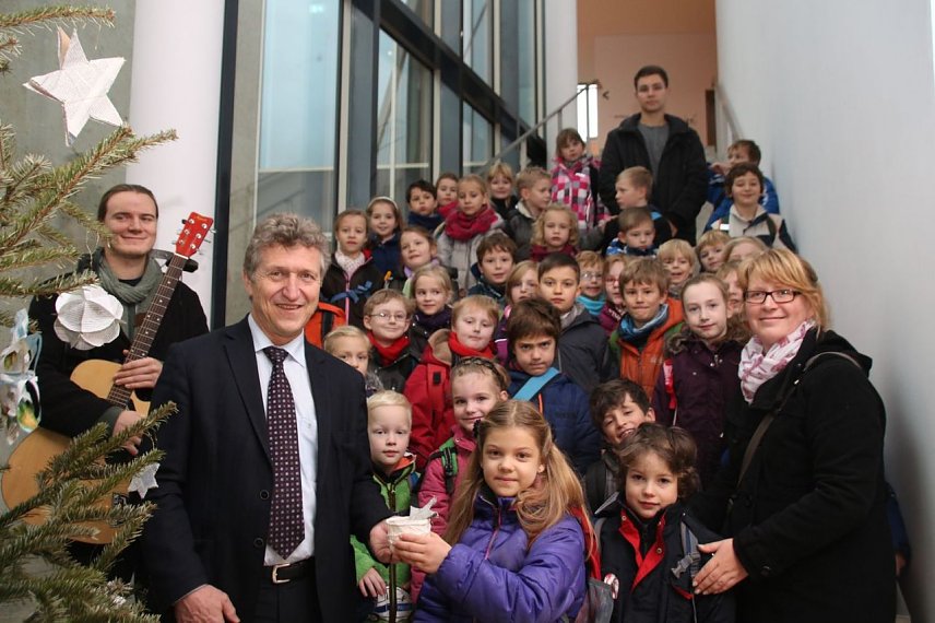 Bild: Ein Licht f&uuml;r die Welt - die Sch&uuml;lerinnen und Sch&uuml;ler der evangelischen Grundschule besuchten das Nordh&auml;user Rathaus