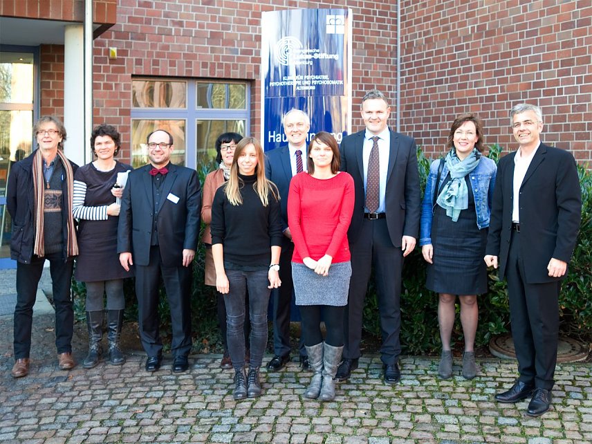 Bild: Gruppenfoto vor der Vertragsunterzeichnung: Reinhard Strecker, Susanne Krosse, Dr. Christian Sch&auml;fer, Petra K&ouml;chel, Jeanne Siede, Frank B&ouml;hning, Juliane Probst, Prof. Dr. J&ouml;rg Wagner, Prof. Dr. Cordula Borbe und Prof. Dr. Markus Steffens (v.l.n.r.)