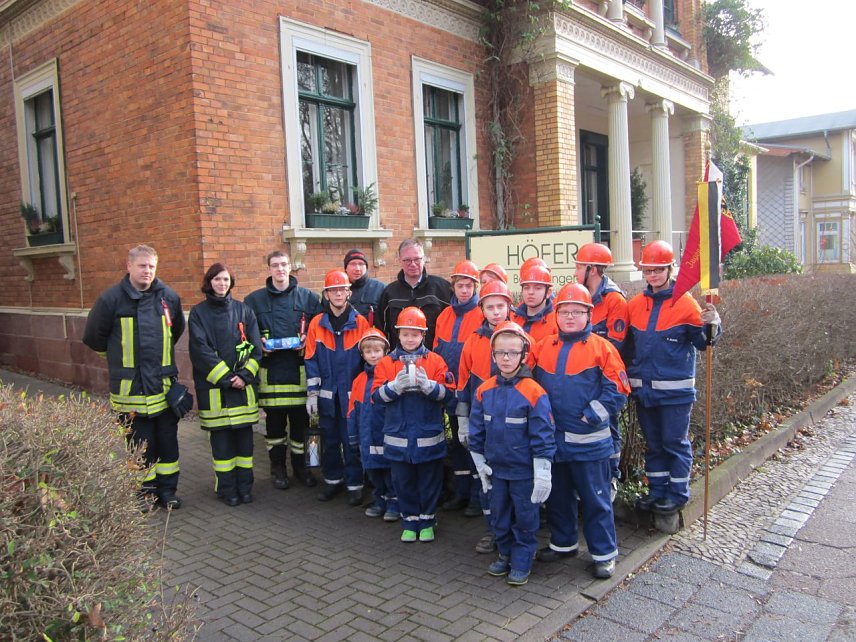 Bild: Die Feuerwehrjugend &uuml;bergibt das Friedenslicht an den Verein Trauerwelten