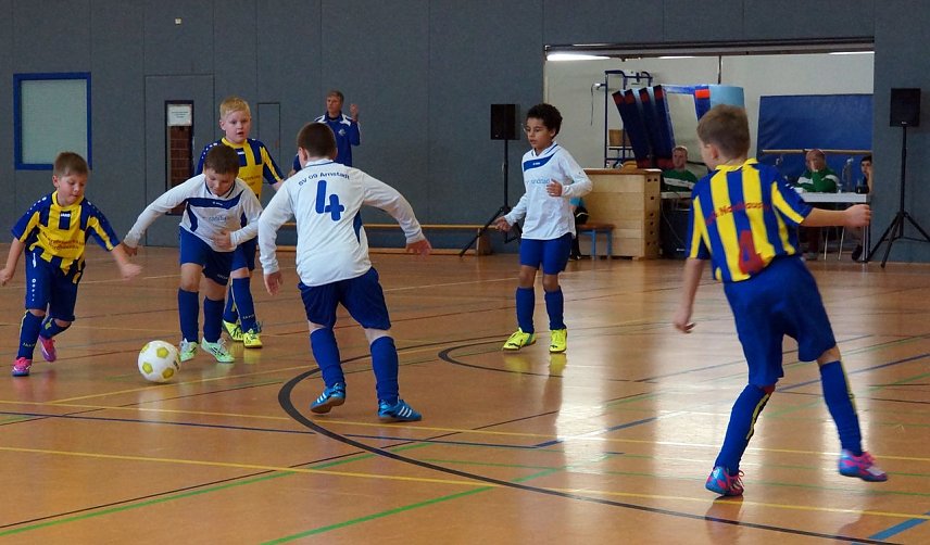 Bild: Von links nach rechts unsere drei Offensivspieler (gelbblaues Trikot) Maurice-Elias M&uuml;ller, Julian Reinsch u. Lio-Nils Heller, die sich die Tore zum 5:0 gegen Arnstadt teilten.