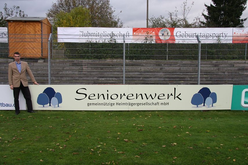 Bild: Gut sichtbar f&uuml;r Fans und Zuschauer - der neue Sponsor des FSV Wacker 90 Nordhausen, das Seniorenwerk