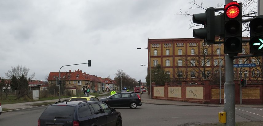 Bild: Manche Kraftfahrer (gelbes Auto) waren &uuml;berfordert