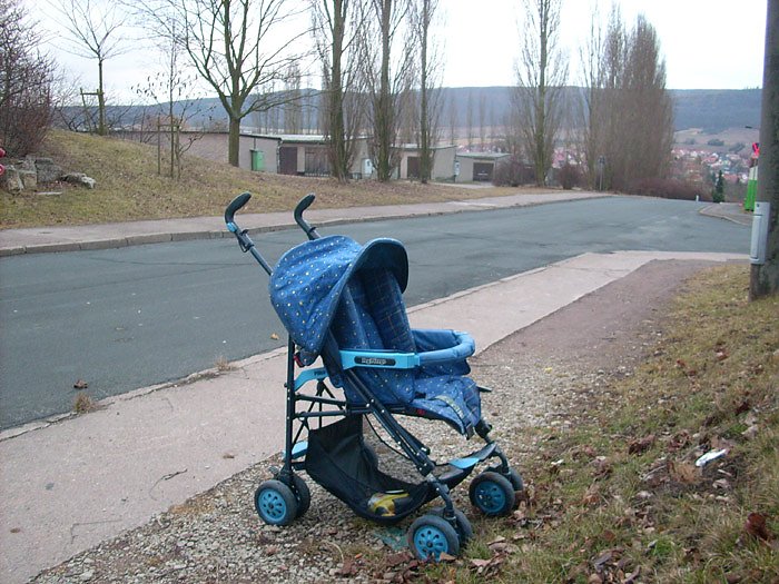Bild: Herrenloser Kinderwagen