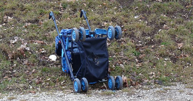 Bild: Herrenloser Kinderwagen