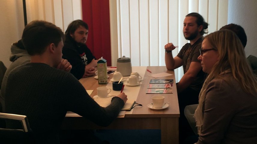 Bild: Gespr&auml;ch mit Mitteldorf