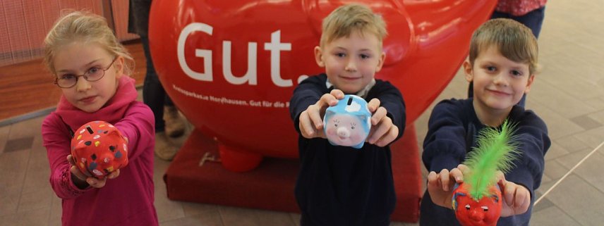 Bild: Lavinia, William und Joris waren die ersten Gewinner des Tages, die in der Kreissparkasse Nordhausen begr&uuml;&szlig;t werden konnten