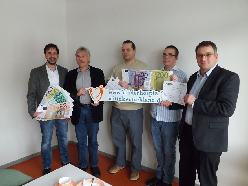 Bild: Bildunterschrift: Symbolische Spenden&uuml;bergabe: Alexander Wettig, Dr. Norbert Boyan, zwei Patienten des MRV und Klinikseelsorger Tobias Warnecke. (v. l.). 