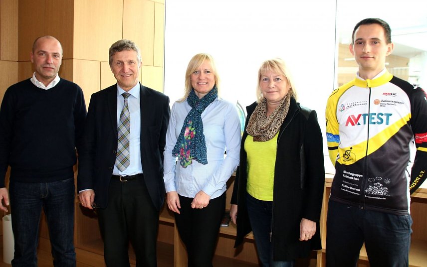 Bild: Marian Koppe (links) und  Vera Hohlfeld (3.v.l.) beide von der Th&uuml;ringer Sportmarketing GmbH sowie Christian Morgenstern vom Nordh&auml;user Radsportverein (rechts) trafen sich mit Oberb&uuml;rgermeister Dr. Klaus Zeh und Kulturdezernentin Hannelore Haase im Nordh&auml;user Rathaus.