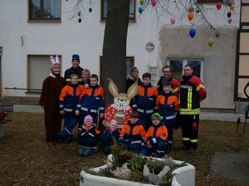 Bild: Viele Helfer packten beim schm&uuml;cken des Osterbaums f&uuml;r die Gemeinde Harztor mit an