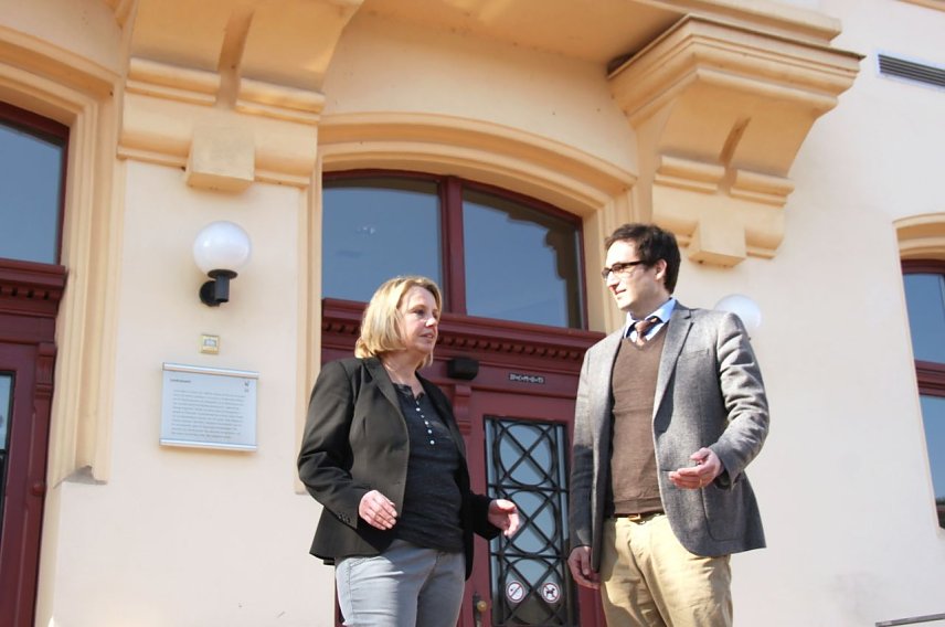 Bild: Zu einem ersten Gespr&auml;ch haben sich heute der neue Leiter der Gedenkst&auml;tte Mittelbau-Dora Dr. Stefan H&ouml;rdler und die amtierende Landr&auml;tin Jutta Krauth im Landratsamt getroffen.