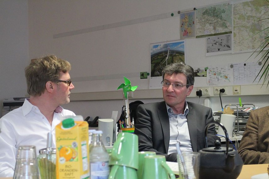 Bild: Dieter Lauinger (rechts), Ostdeutschlands erster Migrationsminister, lud in das B&uuml;ro des gr&uuml;nen Landtagsabgeordneten Dirk Adams