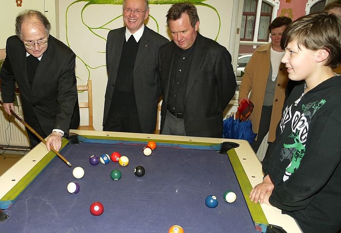 Bild: Bischof Wanke informiert sich im "Club Caritas"