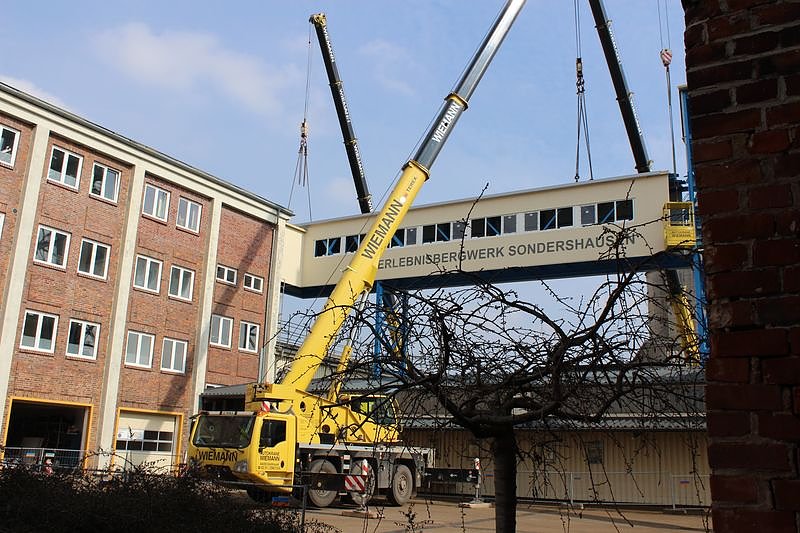 Bild: Neue Seilfahrtsbr&uuml;cke wird montiert