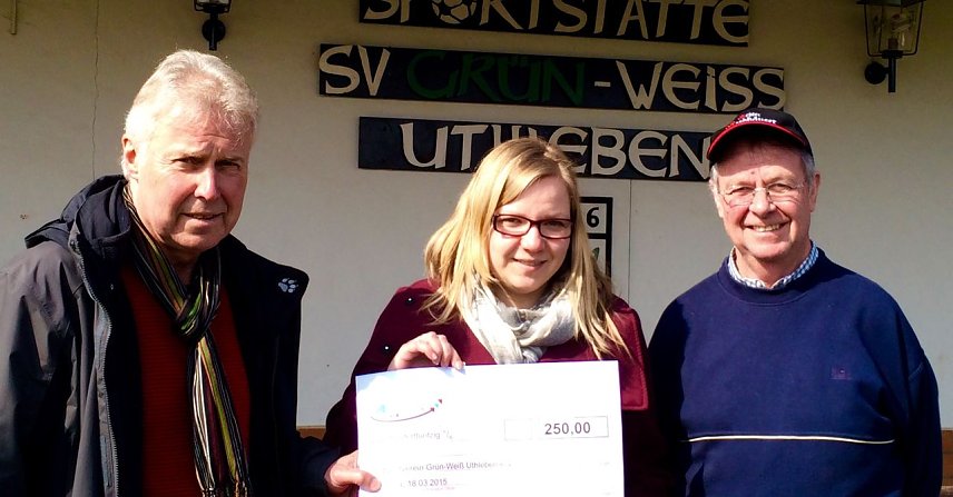 Bild: Hans-Joachim Junker, Katja Mitteldorf, Bernd Kiel vor dem Vereinsheim des SV Gr&uuml;n Wei&szlig; Uthleben