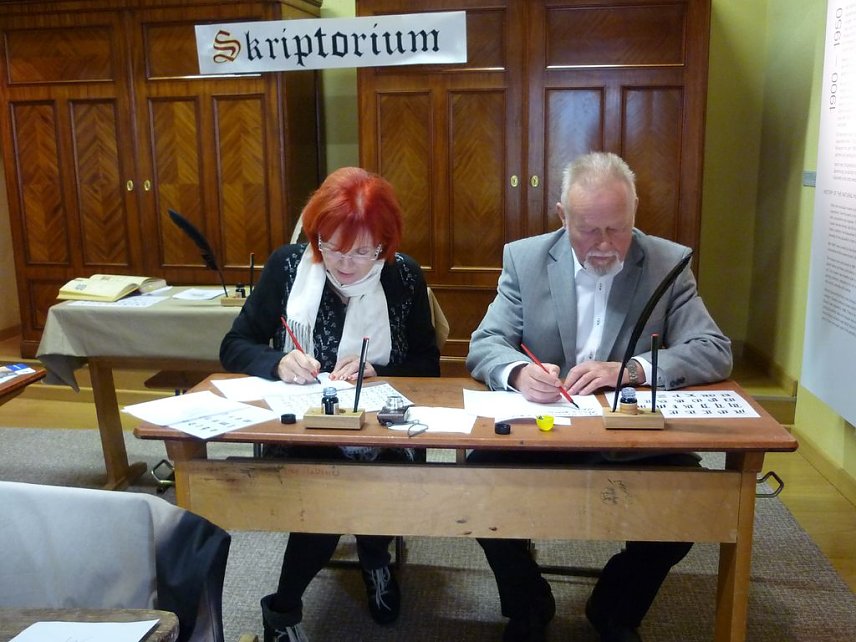 Bild: Schreiben mit Feder und Kiel im "Scriptorium" der Nordh&auml;user Flohburg