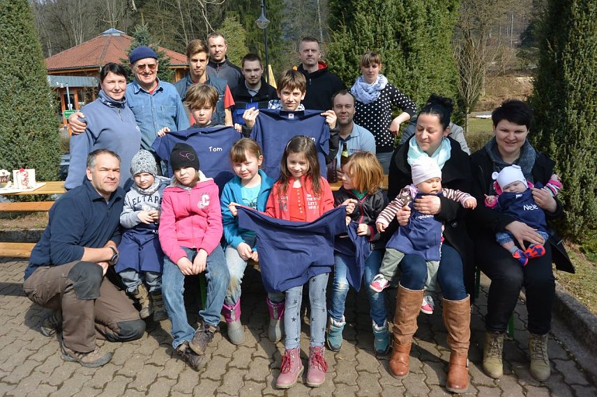 Bild: &Uuml;ber 60 Helfer beim Fr&uuml;hjahrsputz in S&uuml;lzhayn