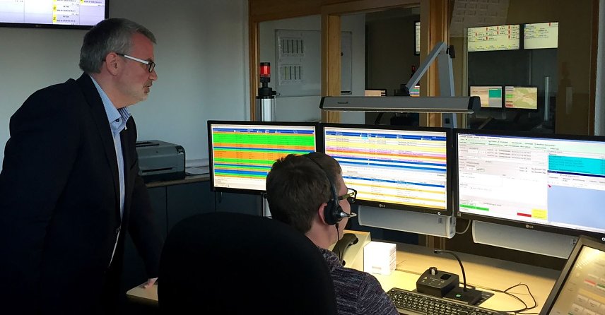 Bild: N&uuml;&szlig;le zu Besuch in der Leitstelle