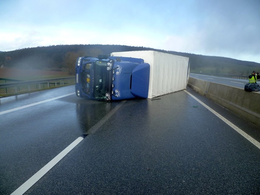 Bild: Umgepustet - die A38 musste gestern gesperrt werden, weil ein LKW dem Wind nicht standgehalten hatte